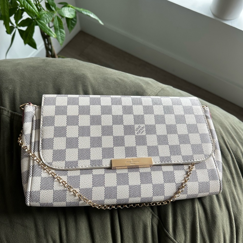 Summer☀️ Louis Vuitton Checkered Chain Clutch